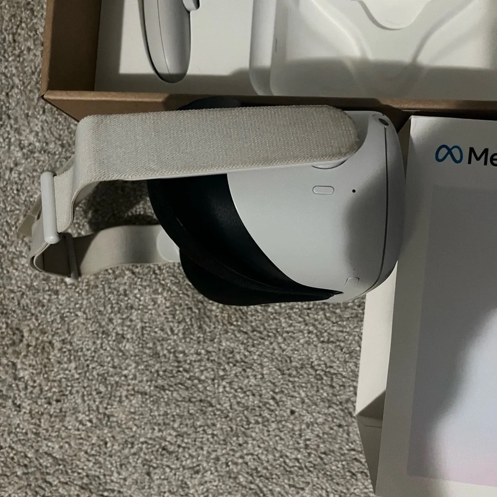 Oculas Quest 2 - Comes with a Vr case and charger